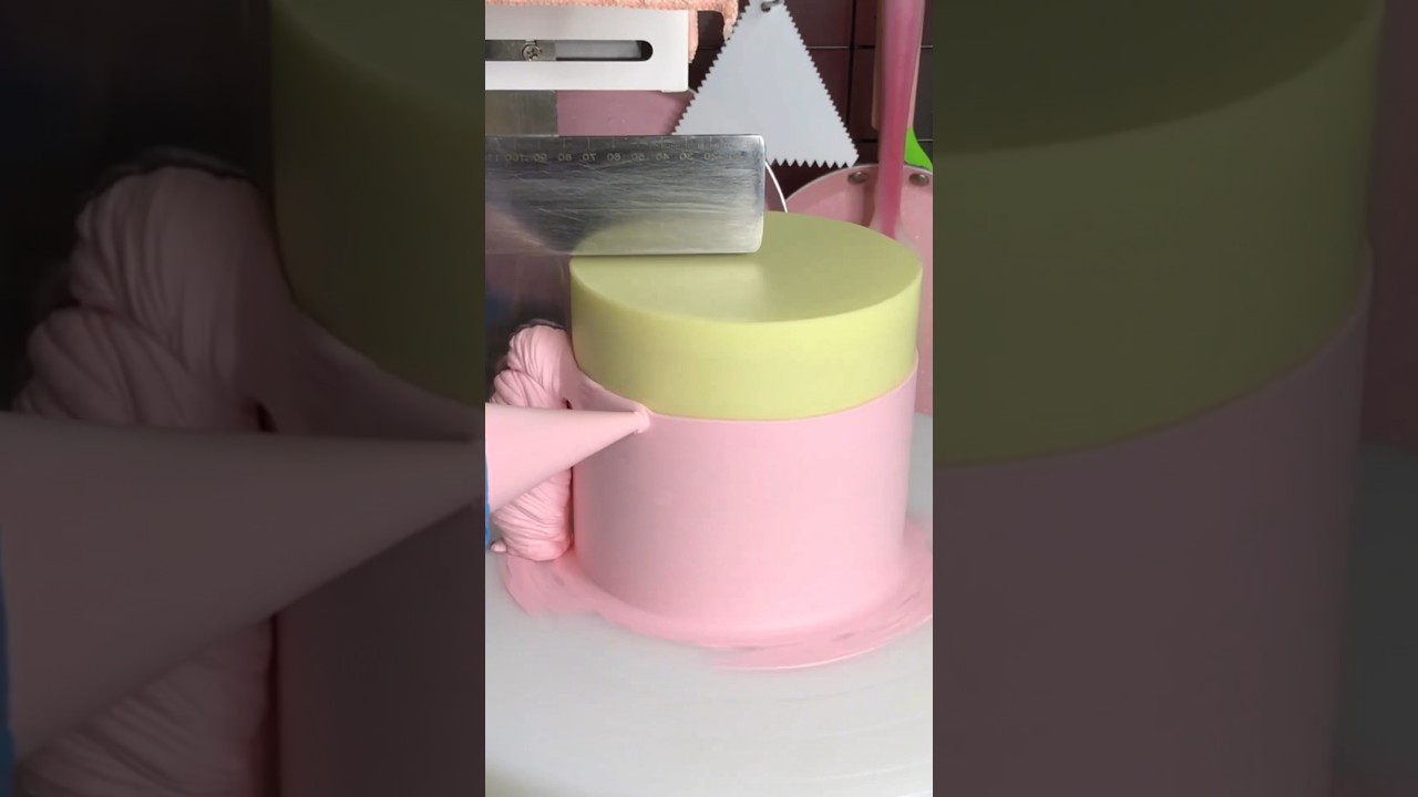 Make 100s of cake in a day using this machine😍 #icingmachine #bakerswholesaleworld #viralvideo