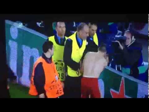 Franck Ribery schenkt Flitzer Trikot  Barcelona vs Bayern München