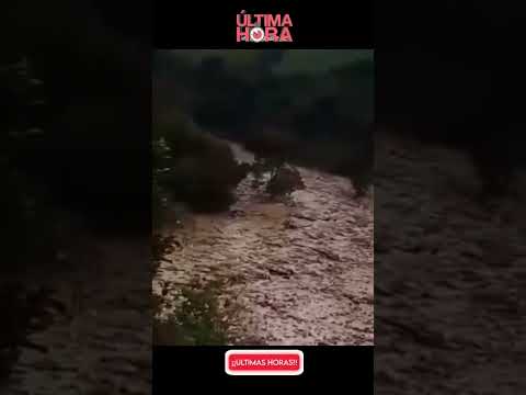 #ULTIMAHORA Fuerte deslave en el municipio GUARAQUE del estado Mérida.#Emergencia #Lluvias #Deslave