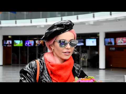 Rabczewska podpisuje poduszkę ze swoim zdjęciem. Pyta fana: "TY TEŻ ŚNISZ Z DODĄ?"