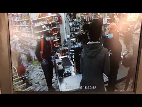 Bloccato alla cassa dopo il furto reagisce: siamo ormai nella terra di nessuno.