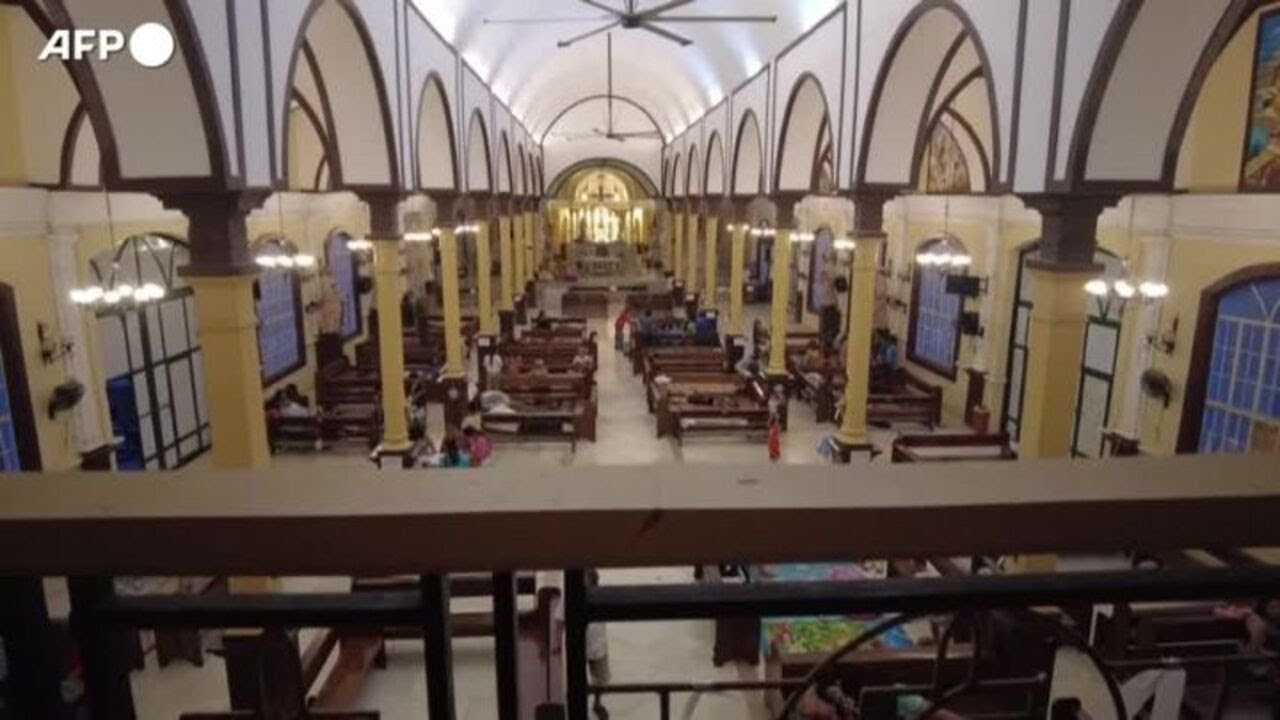 Filippine, la gente si rifugia in una chiesa prima dell'arrivo del tifone Fung-Wong