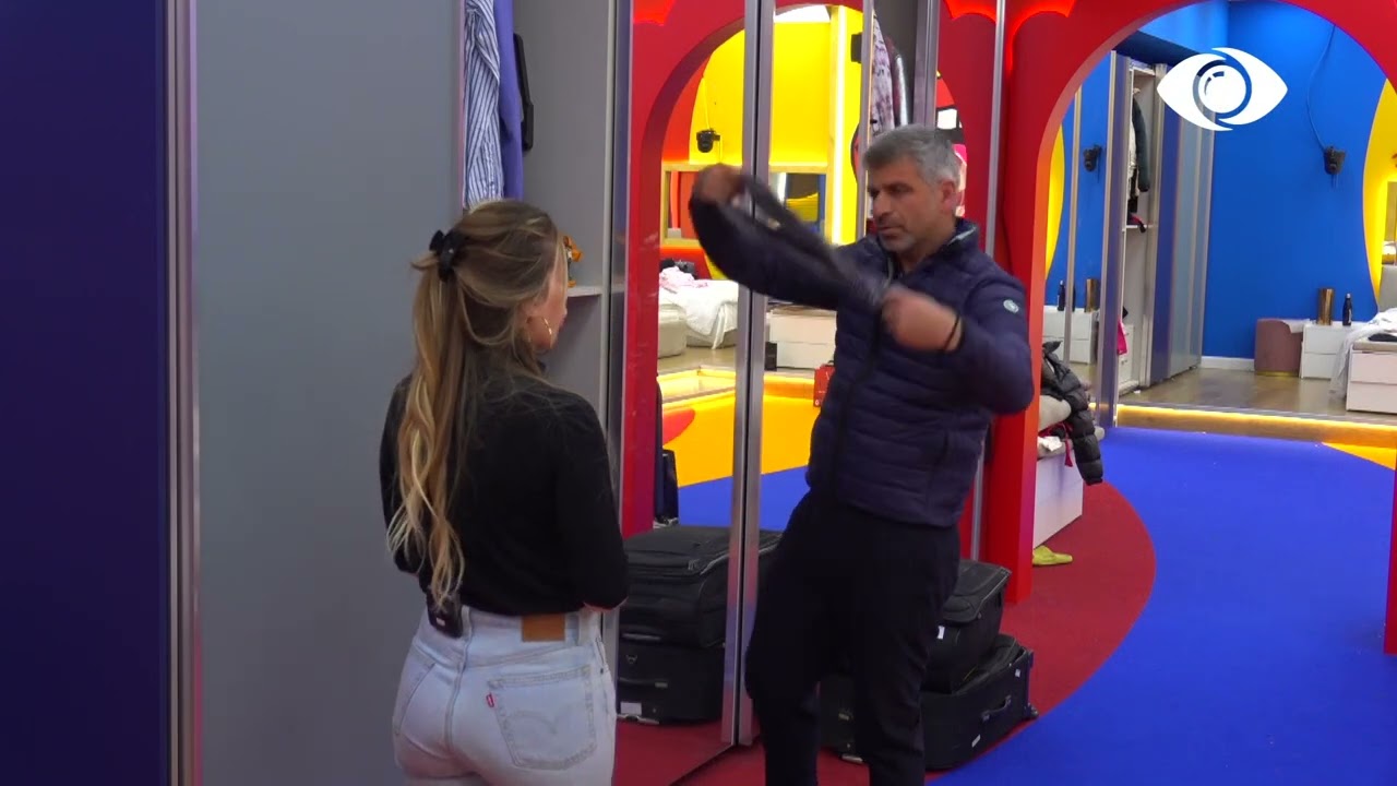 Visi, Armaldo dhe Lorenci këndojnë në oborr