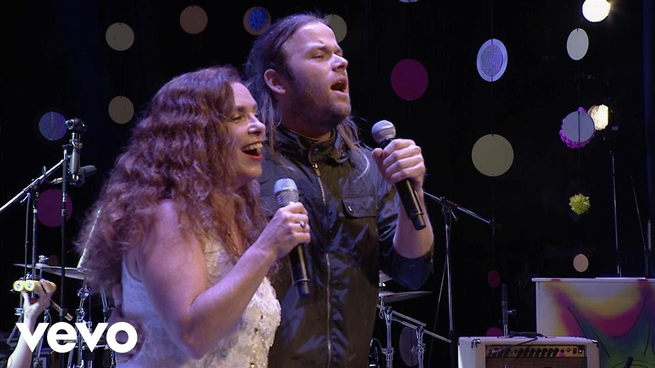 Vuele Bajo  ft. Benjamín Amadeo