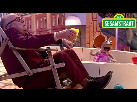 Meneer Aart zakt door stoel - Ieniemienie & Meneer Aart - Sesamstraat
