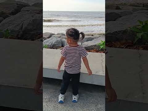 Deborah go beach with mommy & dady