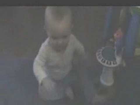 Baby erschreckt sich beim pupsen