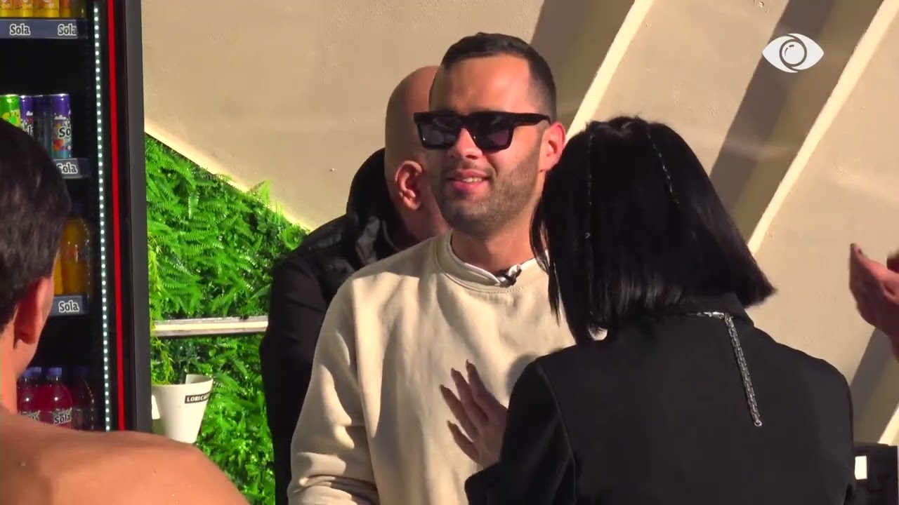 Stenaldo këndon, banorët e shoqërojnë dhe e duartrokasin