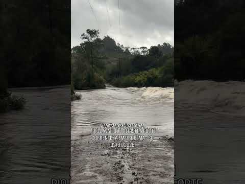 As fortes chuvas que atingem a Serra Catarinense elevaram significativamente o nível do Rio Lava 6