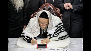 האדמו''ר מביאלא בכתיבת אותיות ספר תורה