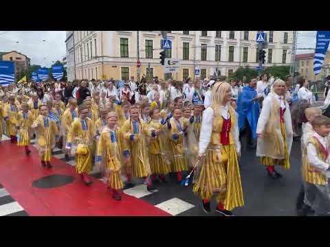 ETV Lasteekraani Muusikastuudio koorid XIII noorte laulupeo rongkäigul