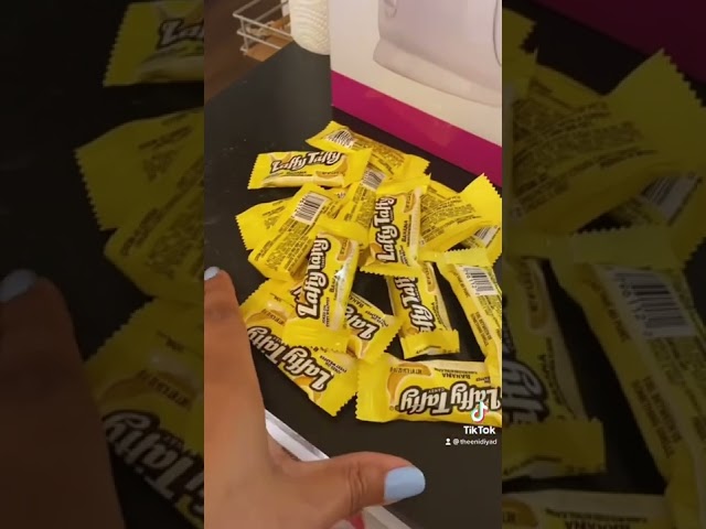 Vídeo relacionado con Wonka Laffy Taffy Rope, Banana, 0.81 Ounce Packages (Pack of 24)