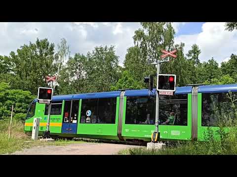 Průjezd vlaku Os 16812 na železničním přejezdu v Lužné u Rakovníka.