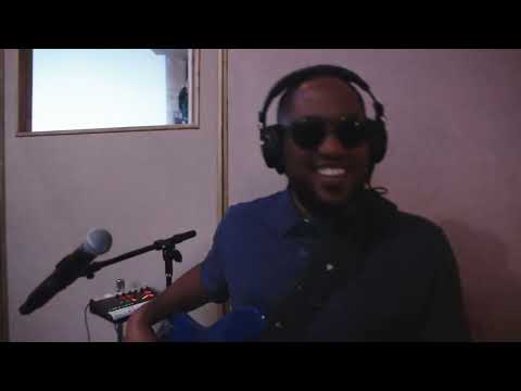 RED HANDS - WALKING REPRISE PERFORMANCE