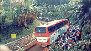 Download lagu Jalan sempit, sesak, tanjakan curam, hujan   Licin ! lengkap sudah Skill sopir bus  ini !! mp3