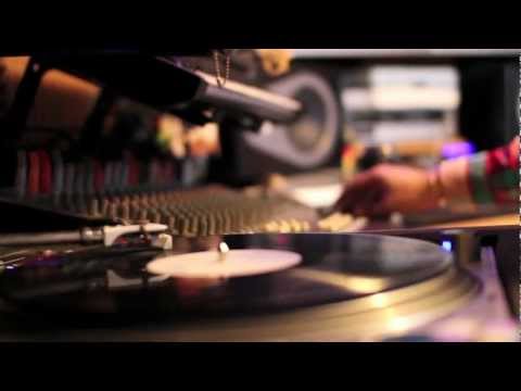 Asterix Making A Beat Using an MPC-2000XL and Vinyl Records