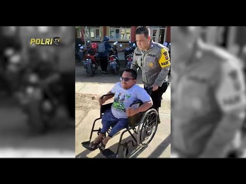 PERSONEL KEPOLISIAN KALTIM BANTU PEMILIH DIFABEL DI TPS