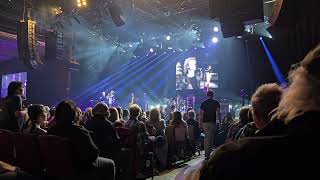 Glass tiger live - Looking at a picture