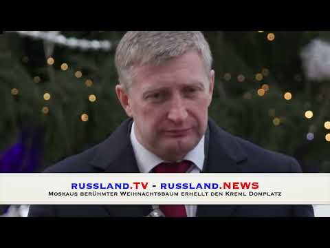 Moskaus berühmter Weihnachtsbaum erhellt den Kreml Domplatz