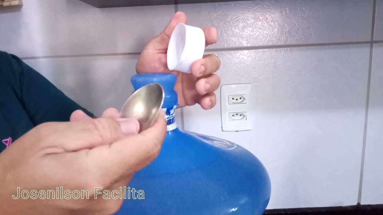 Como retirar a tampa do garrafão sem danificar
