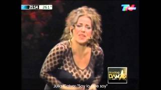 Хулия Кальво исполняет песню "Soy lo que soy"