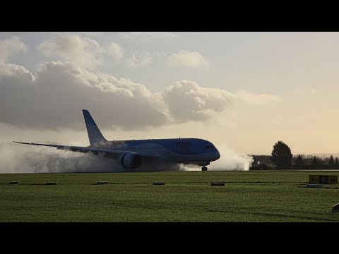 Last landing G-TUID Tui Boeing 787-8 at Cotswold Airport.