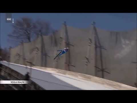 Salto con gli sci, la spaventosa caduta del norvegese Tande a oltre 100 km/h