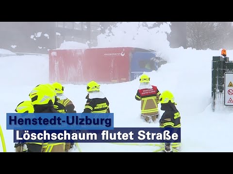 Löschschaum flutet Straße in Henstedt-Ulzburg und schließt Autofahrer ein