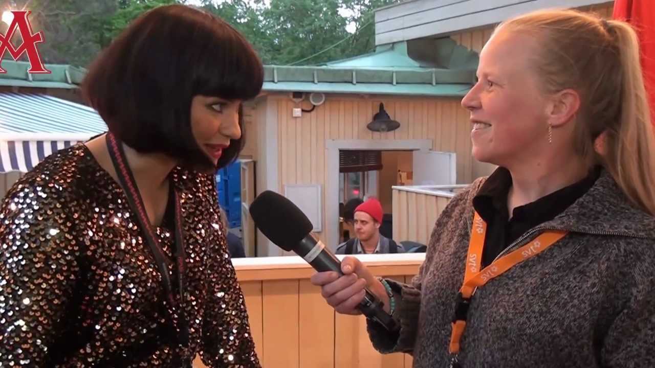 Linda tar tempen på Allsången på skansen