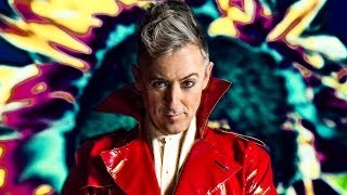 ALAN CUMMING TURNS UP THE VOLUME