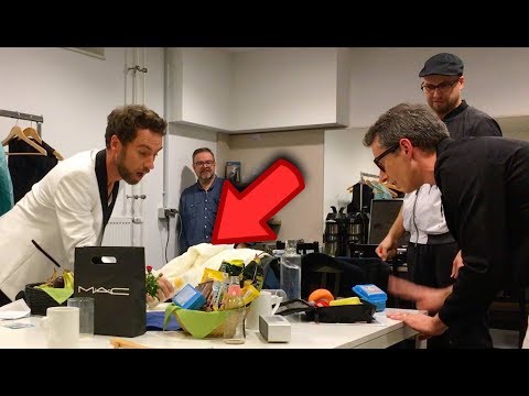 Sänger im Matrosenanzug patscht auf Tisch - was dann passiert ist absolut UNGLAUBLICH!!!