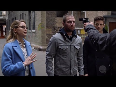Arrow S07E09/supergirl, green arrow and the flash being mugged in gotham