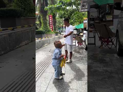 Where did my banana go? #Funnyvideo #Laugh #Funny #Dwarf #99cm