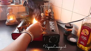 Nieuwe draagbare camping gasfornuis uittesten en vegan omelet bakken om te demonstreren.