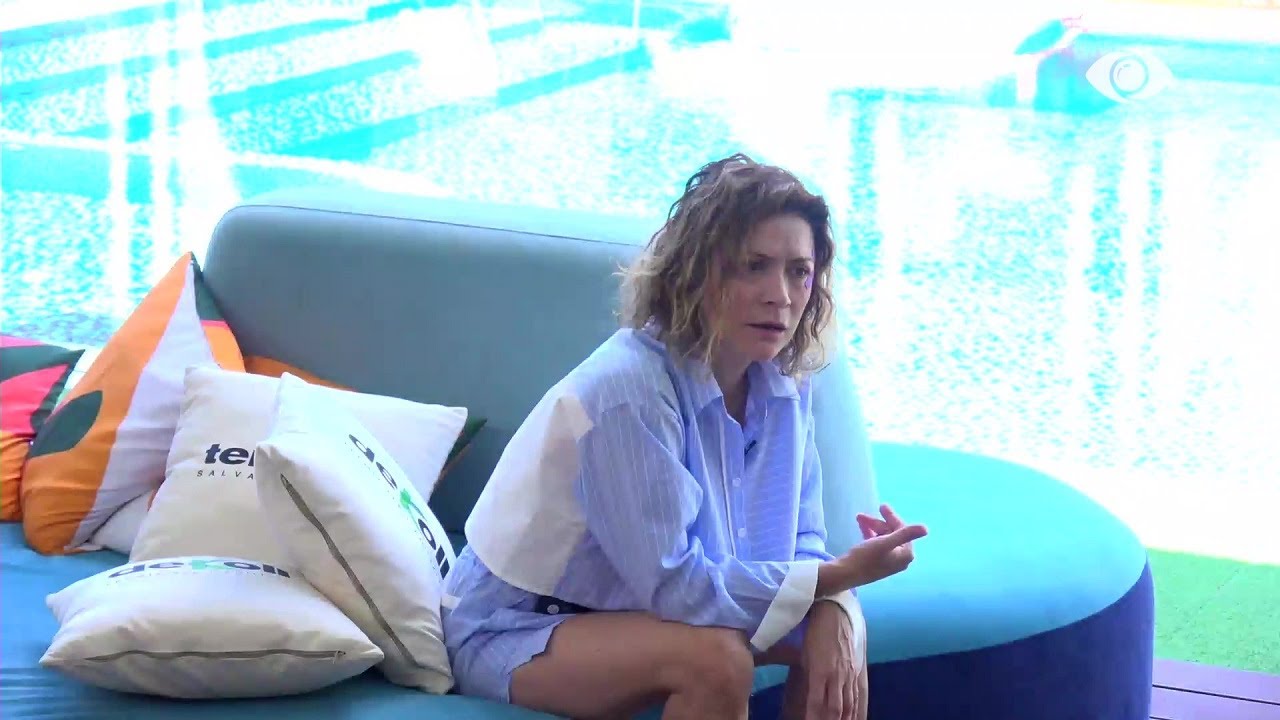 Po të jeni ju në podium, unë iki/ Egla e acaruar me banorët