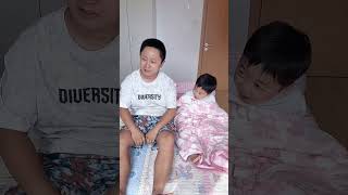 假装不盖被子试试哥哥的反应，结果万万没想到#爸爸带娃 #哥哥与弟弟 #家有萌宝