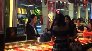 Download lagu Wealthy customer throws wads of cash into sales girl's face mp3