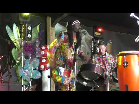 Sens Sagna and the Kajamor Family @moovin barn Party performing Salea.