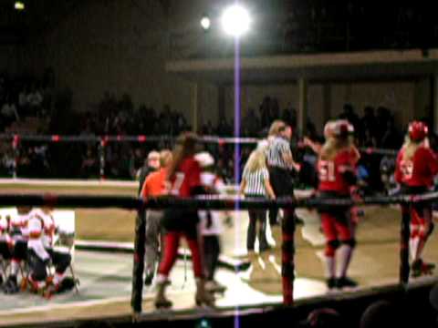 Roller Derby fight: Lali and Blitsch