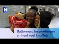Familie en vrienden eindelijk herenigd op Schiphol, nét voor kerst