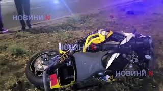 У центрі Миколаєва мотоцикл врізався у «Фольксваген»: мотоцикліст у лікарні (фото, відео)