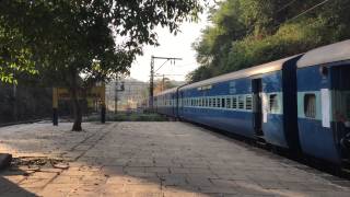 preview picture of video '11041 Mumbai Chennai Express with KYN WDG 3A # 14981 Shakti passing Khandala'