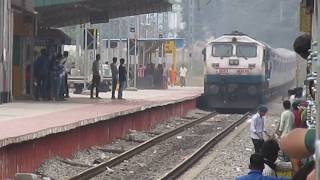 preview picture of video 'For one last time: Shatabdi roars past RMGM and overtakes Basava'
