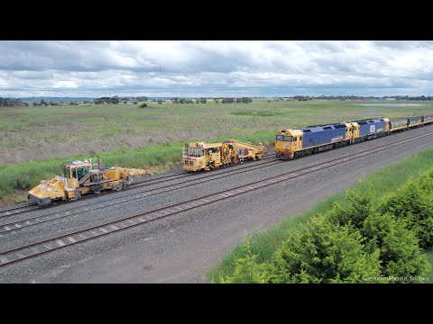 7734V Pacific National Standard Gauge Grain Train Crosses Track Machines (13/11/2022) - PoathTV