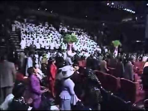 'Oh Give Thanks' performed live by Judith Christie McAllister