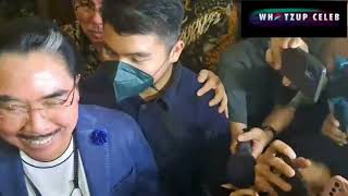 Download lagu TERSANGKA !!. Hotma sitompul Dampingi Rizkt Billar saat Pemeriksaan di Polres Jakarta Selatan.. mp3
