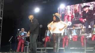 Espinoza paz cantando con una niña y le da la patadita de la buena suerte (isaveli)