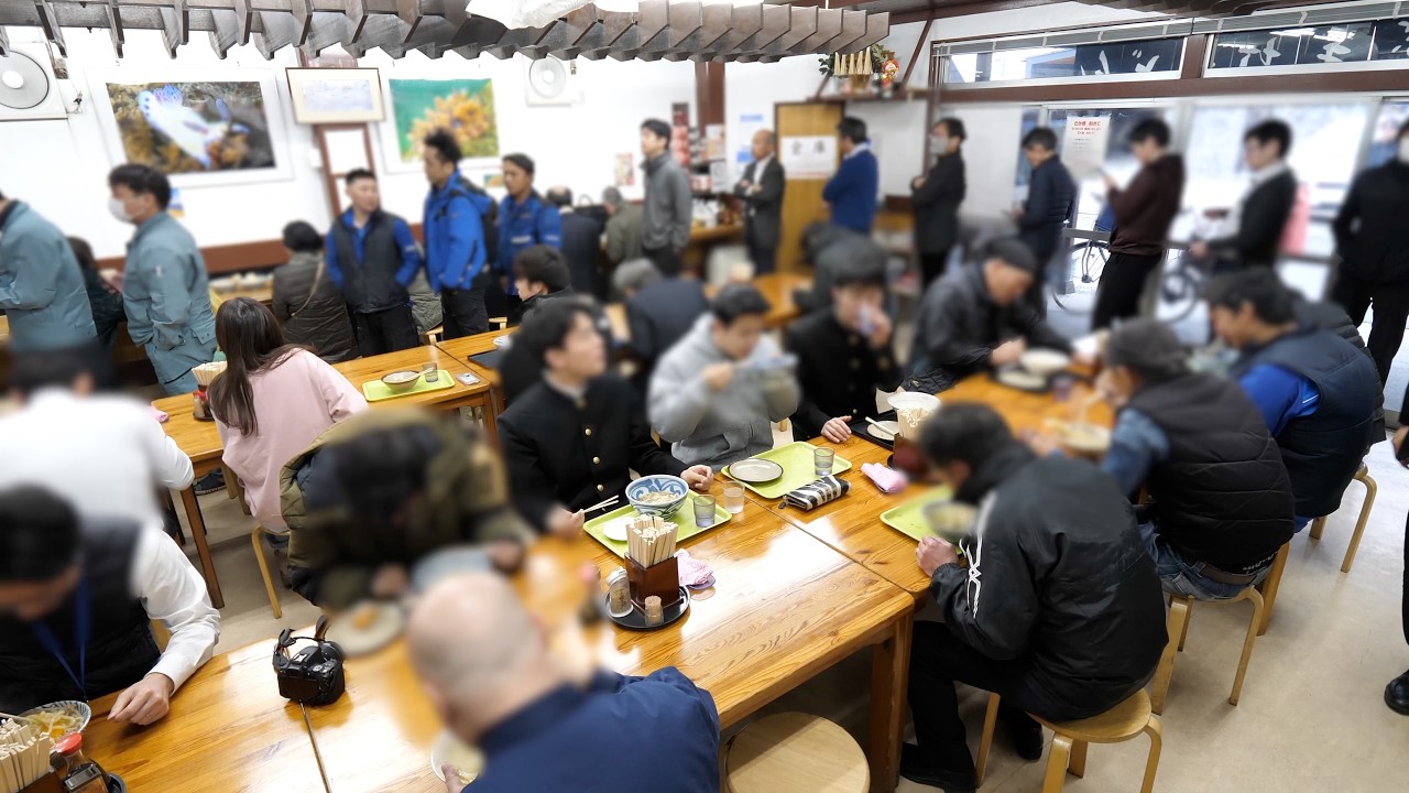驚異の大行列！ １日１０００人が訪れる地元に愛されるセルフサービスうどん食堂