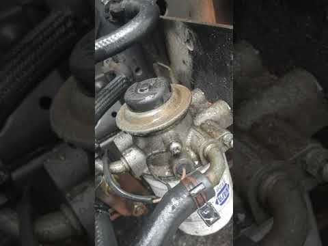 See if your Isuzu NPR has a restricted fuel line by observing the primer pump button