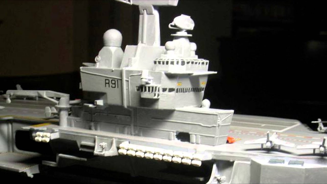 Charles de Gaulle (R91) Porte Avions 1/400 RC maquette